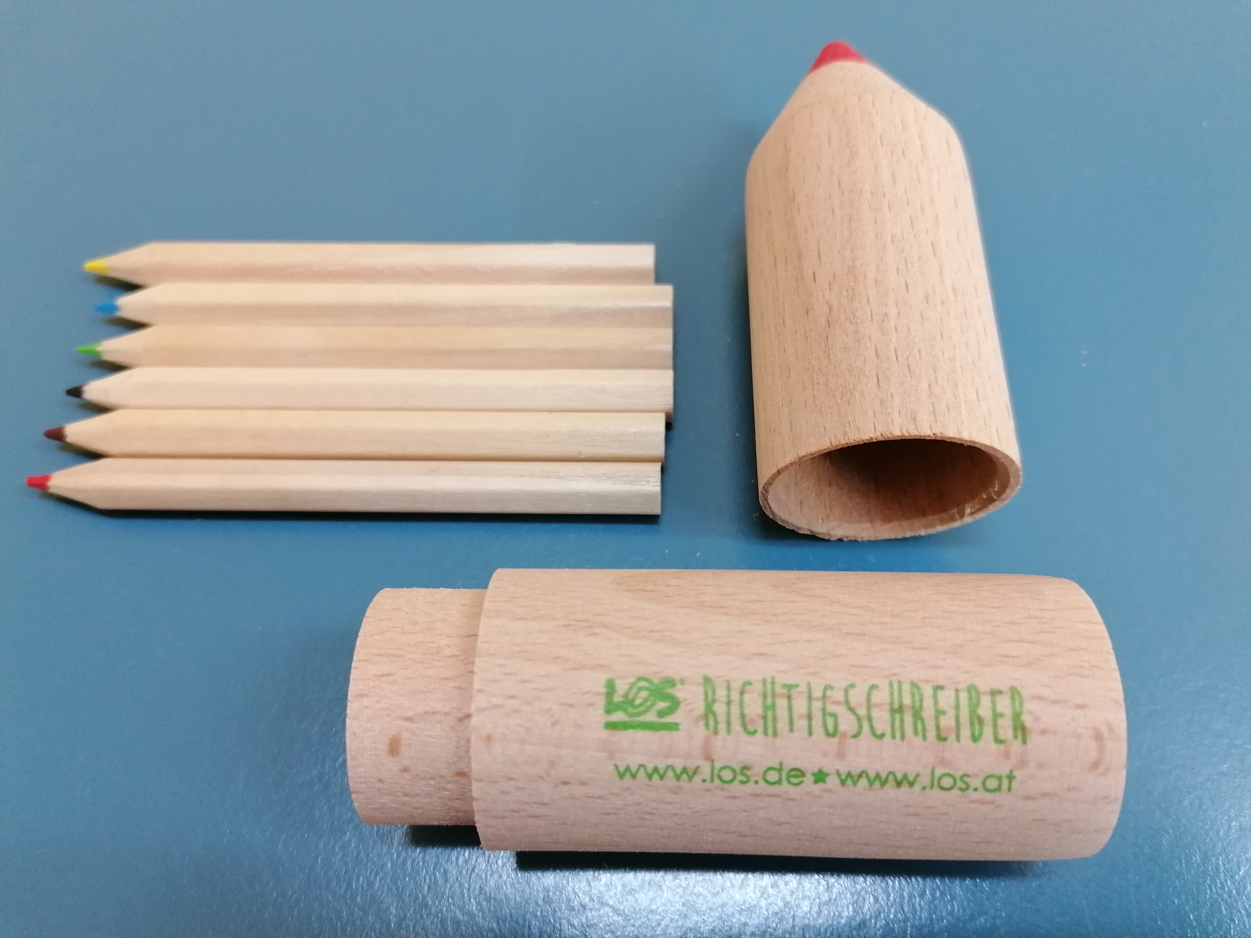 Stiftebox aus Holz mit 6 Buntstiften